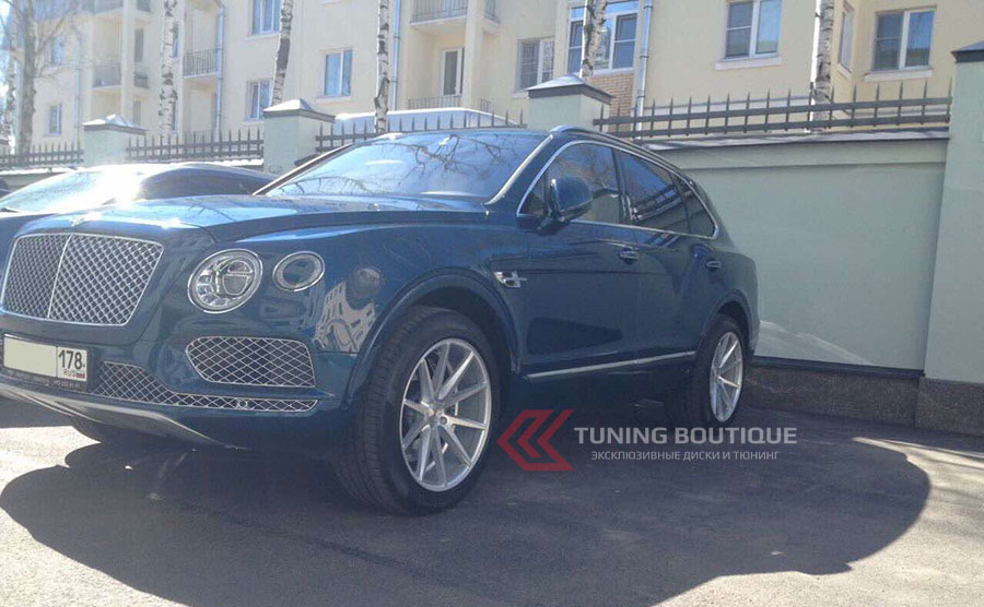 Bentley Bentayga на 21" дисках Vossen VFS1 Silver фото 1